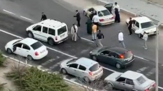 Yol verme tartışmasında yolu boks ringine çevirdiler: Tartışma kamerada!