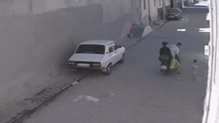 Ailesinden kaçan minik çocuk ölümden döndü: Korkunç kaza kamerada!