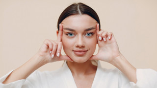 Doku Clinic’te Ameliyatsız Yüz Germe: Zamanı Geri Almanın Doğal Yolu