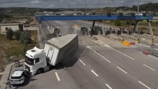 Jandarma aracına çarpan TIR'dan bakın ne çıktı