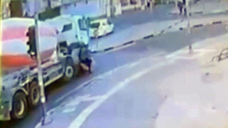 Motosiklet sürücüsünün ölümden kıl payı kurtulduğu anlar kamerada