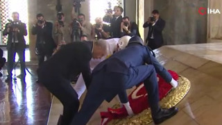 Cumhurbaşkanı Erdoğan Anıtkabir'i ziyaret etti, yine ''Recep Tayyip Erdoğan'' sloganları yükseldi