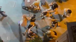 Taksim'de 8 trans birey bir kişiye meydan dayağı attı