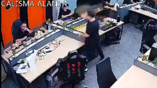 Popüler internet sitesinin sahibi çalışanına saksı fırlattı!