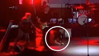 Konserde talihsiz kaza: Ünlü şarkıcı yere kapaklandı
