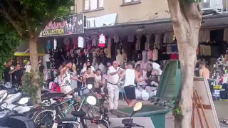 Tuistler ile esnaf birbirine girdi: Taş ve sopalar havada uçuştu