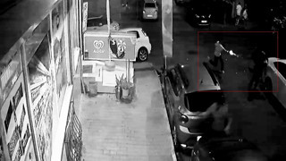 İstanbul'da 20 yaşındaki gencin öldürüldüğü silahlı saldırı kamerada