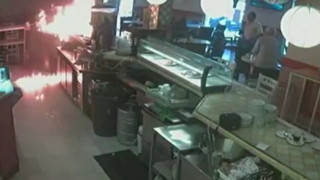 Mayonez bitti diye sinirlenen psikopat kafeyi ateşe verdi