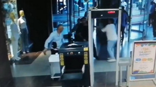 AVM'deki cinayet anı kamerada: Kira zammı tarışmasında bıçaklanmıştı