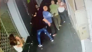 Pasajda dehşet: 2 erkek tartıştıkları kadını darbetti