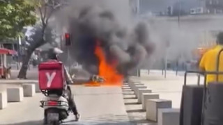 Polis ceza kesince çılgına döndü; yol ortasında motosikletini yaktı