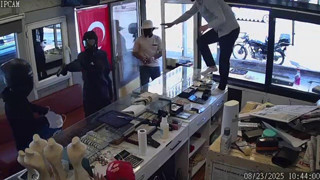 Acemi kuyumcu soyguncuları baltayı taşa vurdu!