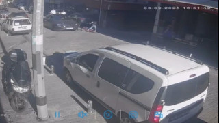Kovaladığı çocuğa otomobil çarptı; yakalayıp tekme tokat dövdü!