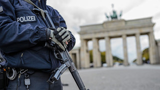 Berlin'de araç kalabalığın arasına daldı: Yaralılar var