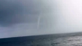 Denizin üstünde oluşan dev hortum paniğe yol açtı!