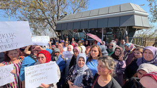 Beş parasız işten çıkarılan işçiler fabrikanın kapısına dayandı