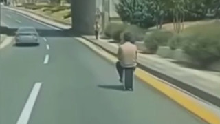 Yolda neyin üstünde seyahat ettiğini gören gözlerine inanamadı