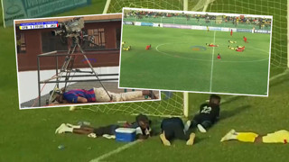 Futbol maçında akılalmaz olay: Herkes kendini yere attı