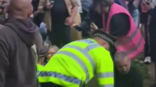 Filistin'e destek gösterisinde bine yakın gözaltı var!