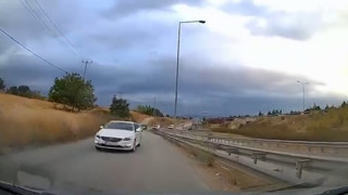 Trafikte ölümle burun buruna geldiler... Korku dolu anlar kamerada