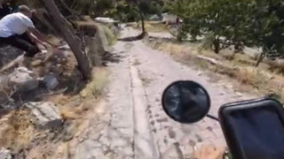 Motosikletli sosyal medya fenomeni gezgine hakaret yağdırıp taş atarak kovaladılar