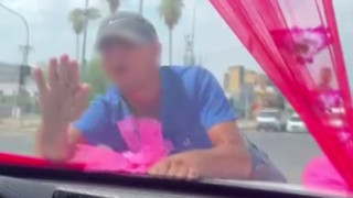 Trafikte akılalmaz anlar... Gelin ve damat neye uğradığını şaşırdı