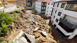 Ankara'yı sağanak vurdu; duvar yıkıldı, ortalık savaş alanına döndü!