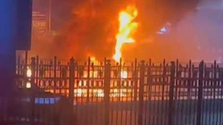 İstanbul'un kalbinde turist taşıyan tur otobüsü alev alev yandı