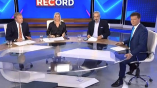 5,2 büyüklüğündeki depreme canlı yayında yakalandılar