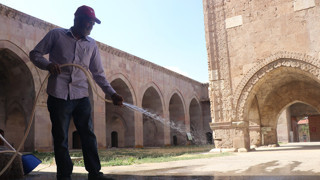 Türkiye'nin 8 asırlık kervansarayı bedensel engelli Hüseyin amcaya emanet...