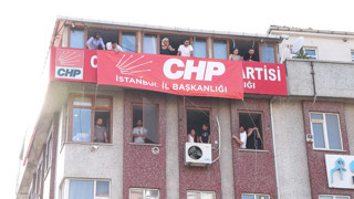 CHP İstanbul'da yeni İl Başkanlığı tabelasını astı