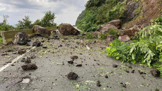 Artvin'de heyelan: Dev kayalar Karadeniz Sahil Yolu'nu kapattı
