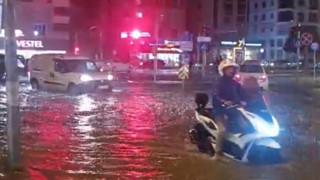 Sağanak yağış sele dönüştü; yollar sular altında kaldı