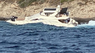 Bodrum'da korku dolu anlar: Sürüklenen motoryat kayalıklara çarptı