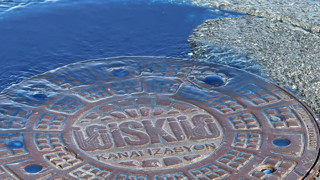 Kanalizasyondan taşan mavi renkli su büyük endişeye yol açtı