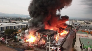 Kocaeli'de büyük yangın! Alevler geceyi aydınlattı