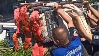 Zabıta seyyar satıcının ürünlerini sokağa saçtı, vatandaş isyan etti!