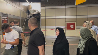 Metroda akılalmaz kaza: Aracıyla metro istasyonuna daldı!