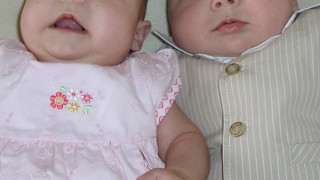 Biri köye gelip, babasını rüyasında gördüğünü söyleyince ikizlerin peşine düştüler!