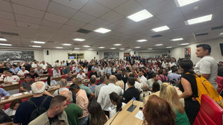 AK Parti'ye geçen Aydın Büyükşehir Belediyesi karıştı: Polis meclis toplantısına girdi!