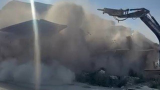 6 katlı binanın altında kalmaktan sadece saniyelerle kurtuldu