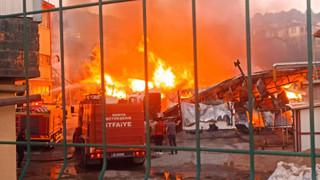 Silah fabrikasının deposu alevlere teslim oldu