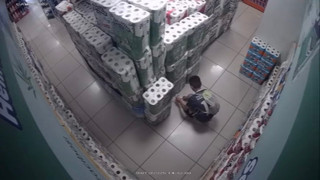 10 yaşındaki minik çocuk marketi kundakladı; o anlar saniye saniye kamerada!
