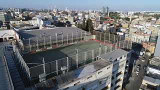 Tarihi dokunun tam ortasında 5 katlı binanın çatısında olana inanamayacaksınız!