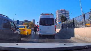 Şehir teröristleri araçla yol kesip tartıştıkları bir sürücüyü dövdü!