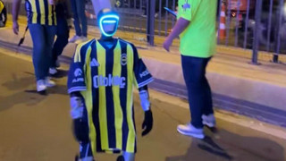 Kadıköy sokaklarında Fenerbahçe formalı robot ilgi odağı oldu