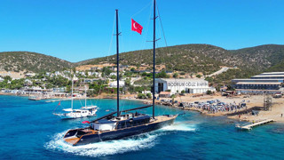 Bodrum'da yapımı 7 yıl süren ''yüzen saray'' denize indirildi