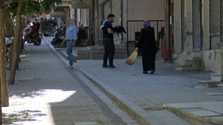 Eski eşine şiddet uygularken kendisini uyaran komşusunu da bıçakladı!