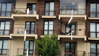 Kartalkaya duruşması öncesi Bolu'da evlerin pencerelerinden çarşaflar sarkıtıldı!