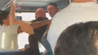 Halk otobüsünde uçan tekmeli, yumruklu kavga kamerada